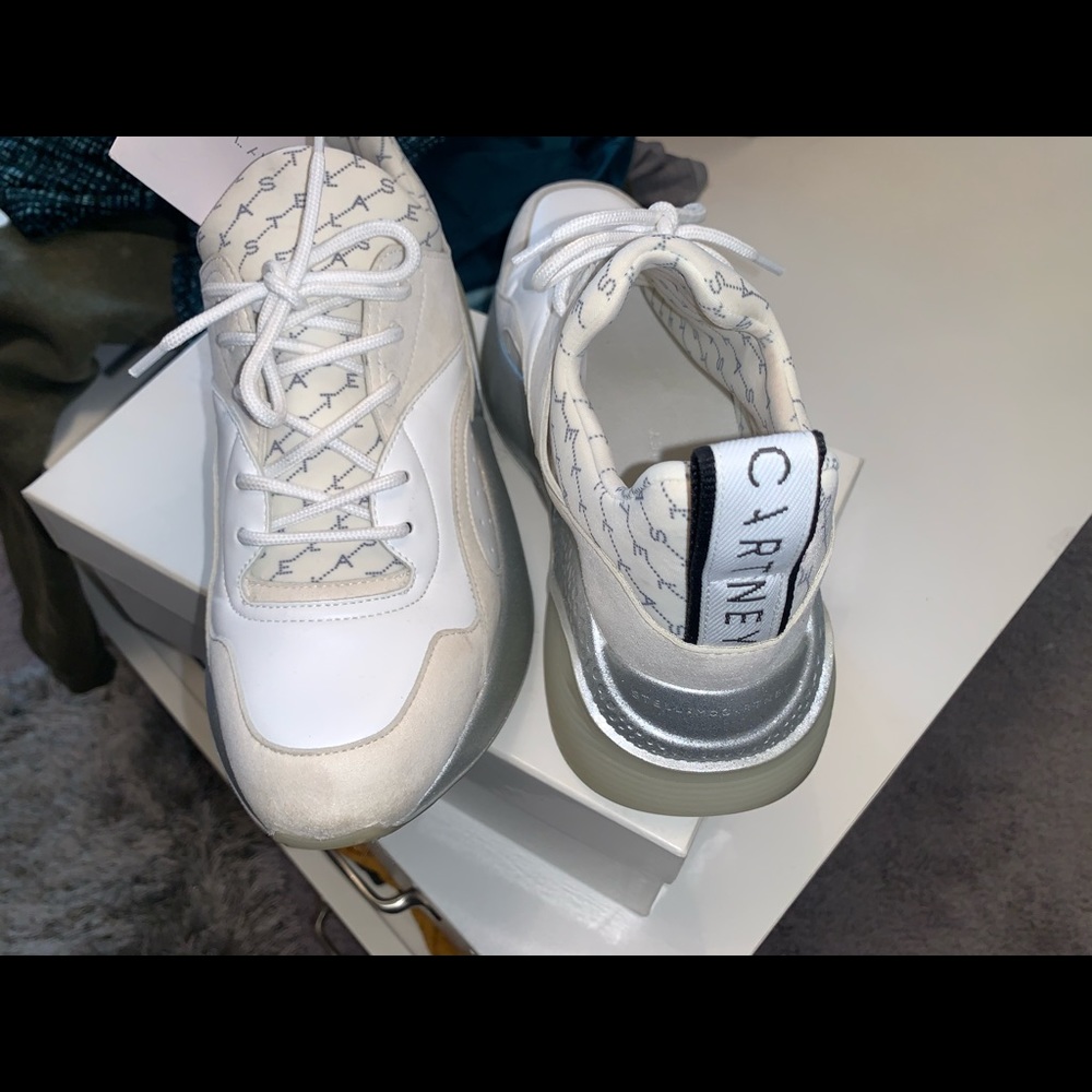 Nice comfortable sneakers true to size